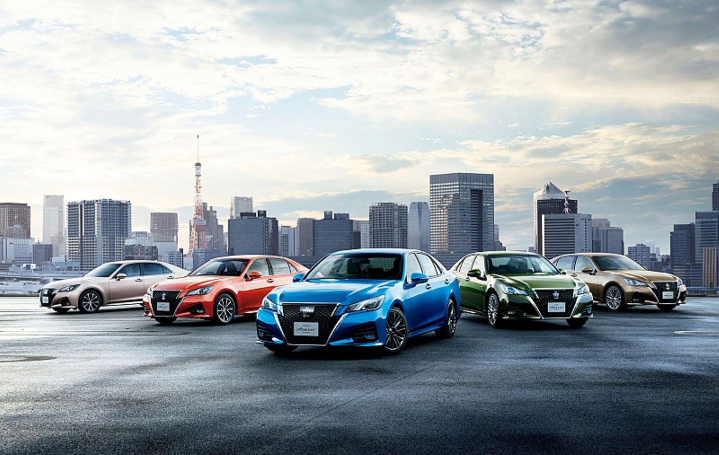 Toyota Crown 2016 - die gesamte Palette