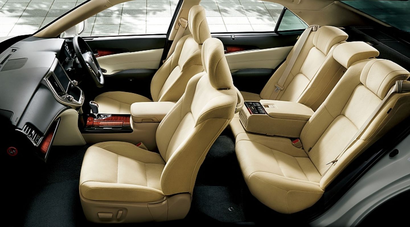 Toyota Crown 2016