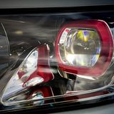 Die Frontscheinwerfer des Suzuki Vitara S sind von roten Ringen eingefasst