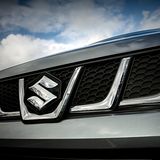 Der Suzuki Vitara S kommt mit einem eigenständigen Kühlergrill mit fünf Waaben