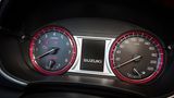 Die Instrumente beim Suzuki Vitara S sind mit roten Zierringen eingefasst