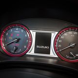 Die Instrumente beim Suzuki Vitara S sind mit roten Zierringen eingefasst