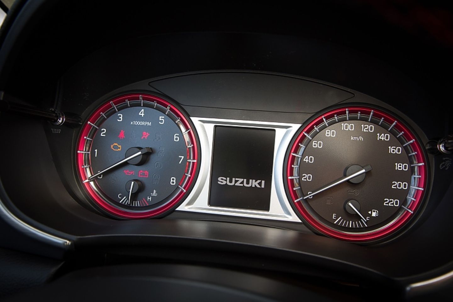 Die Instrumente beim Suzuki Vitara S sind mit roten Zierringen eingefasst