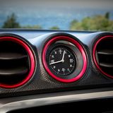 Markant im Innenraum des Suzuki Vitara S: die roten Zierringe