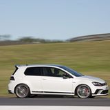 Ein Vierzylinder-Benzinmotor treibt ihn an.