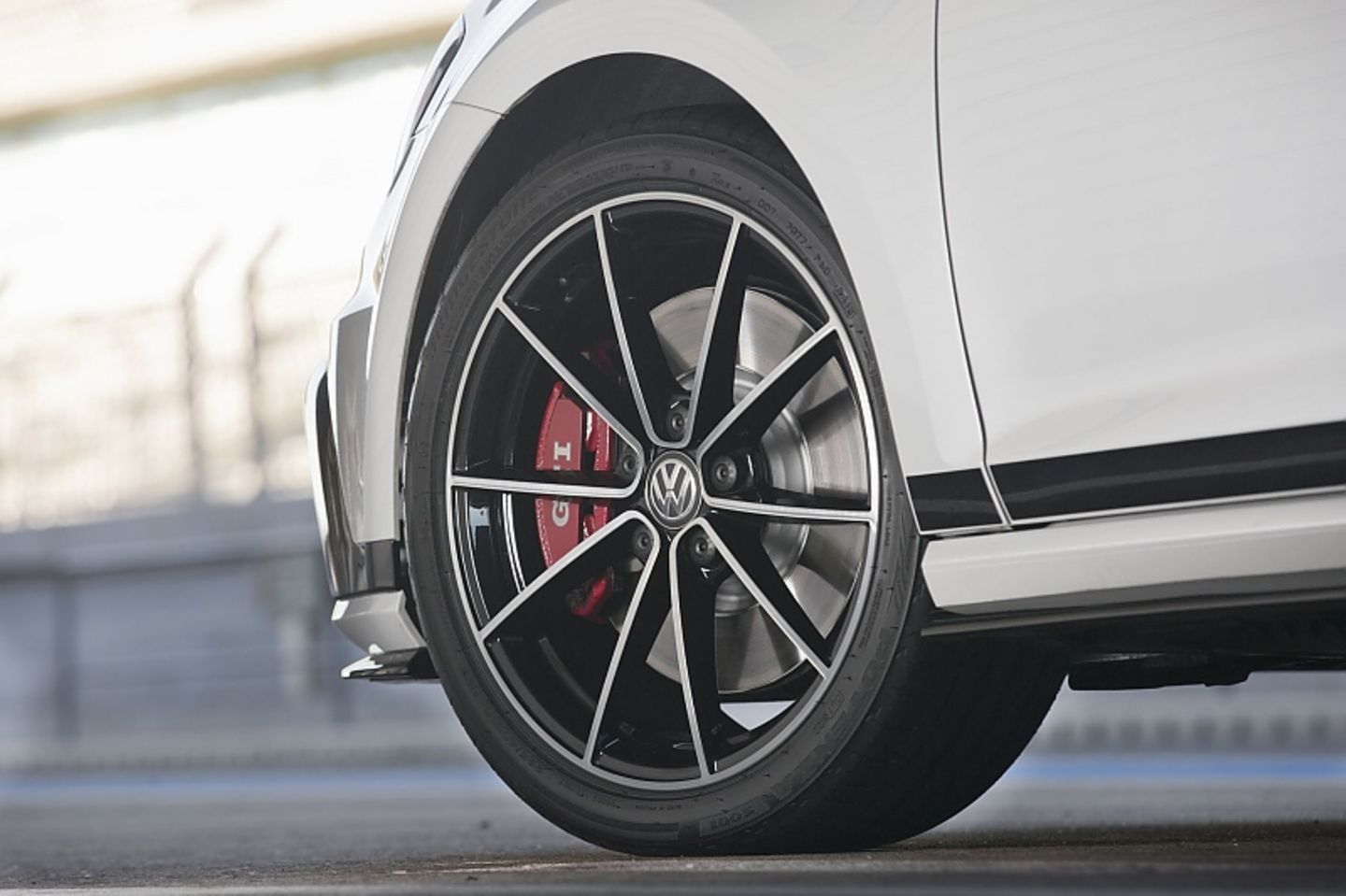 Ab Werk kommt der VW Golf GTI Clubsport auf 18 Zöllern angerollt.
