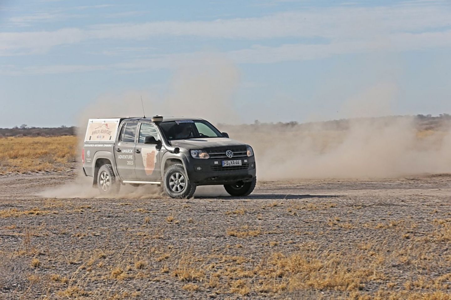 Auf den riesigen Salzplatten der Kalahari Wüste kann man den Amarok durchaus fliegen lassen