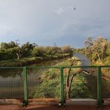 Auch Flüsse werden auf der Fahrt in die Kalahari überquert