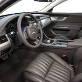 Das Cockpit des Jaguar XF ist gegenüber dem Vorgänger deutlich verbessert