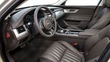 Das Cockpit des Jaguar XF ist gegenüber dem Vorgänger deutlich verbessert