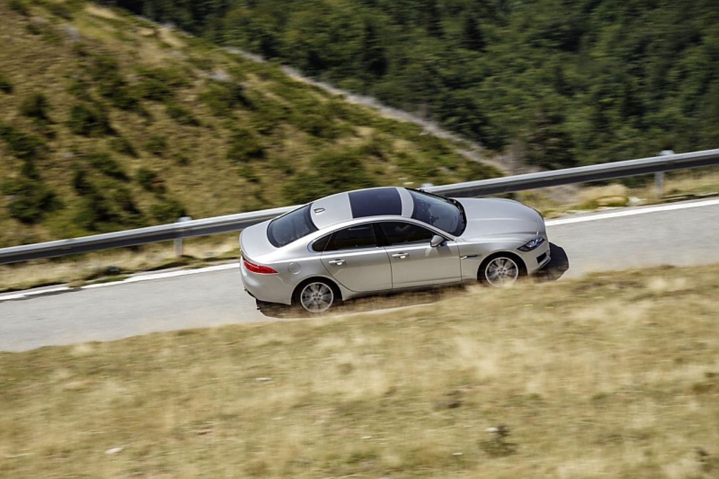 Der Jaguar XF 3.0d entfaltet ab 2.000 U/min seine ganze Kraft