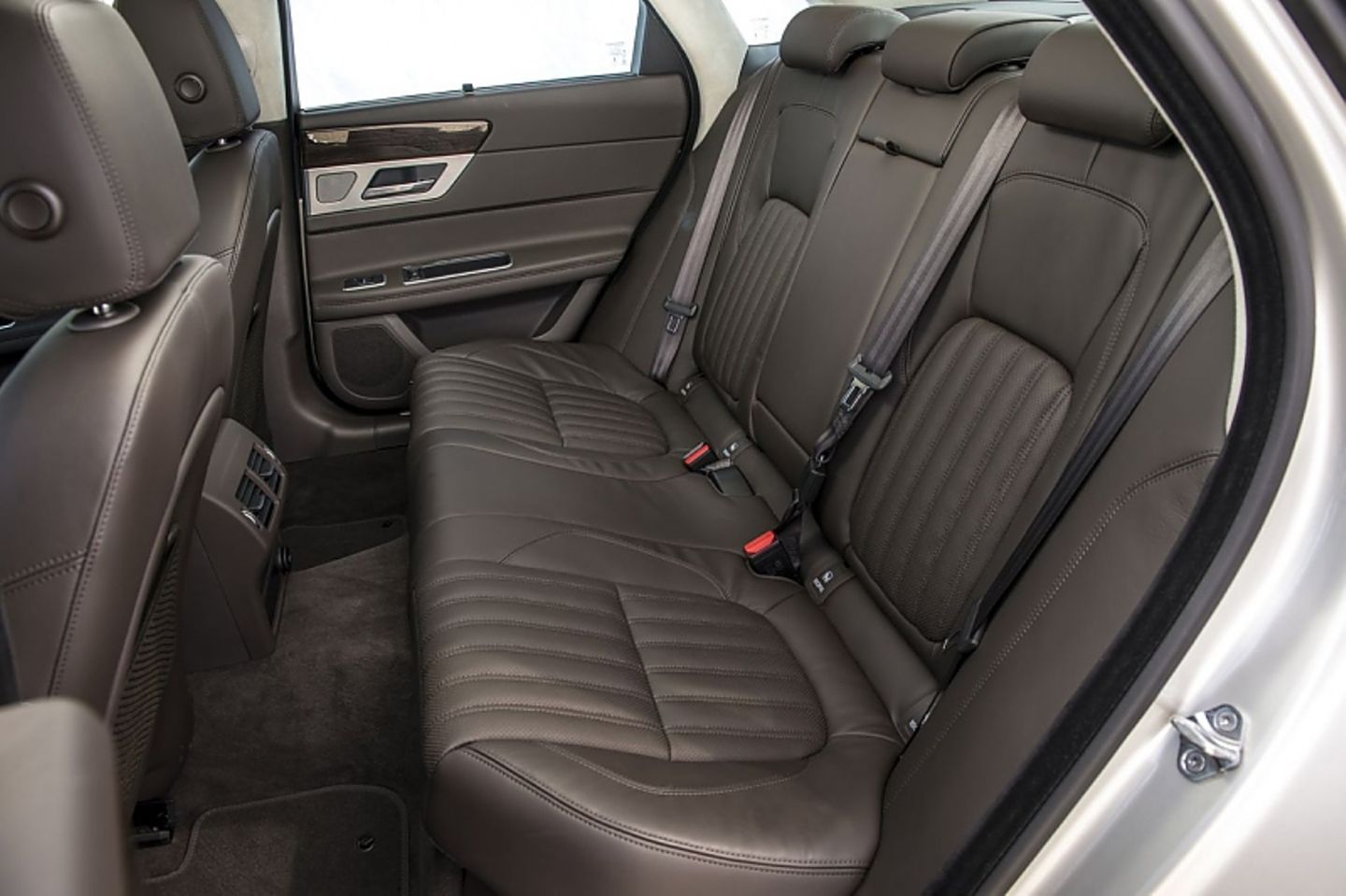 Im Fond bietet der Jaguar XF ziemlich viel Platz