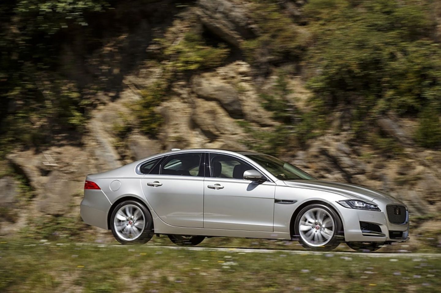 Der Jaguar XF 3.0d wiegt mindestens 1.710 Kilogramm