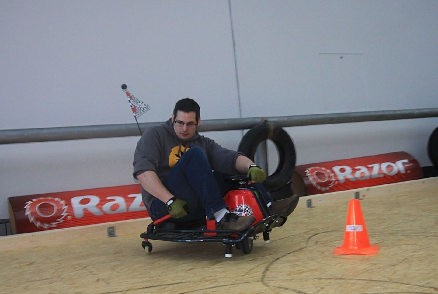 Mit dem Razor Crazy Cart geht es ruck zuck im Drift ums Eck.