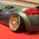 Schräg und tief geht es hier zur Sache.