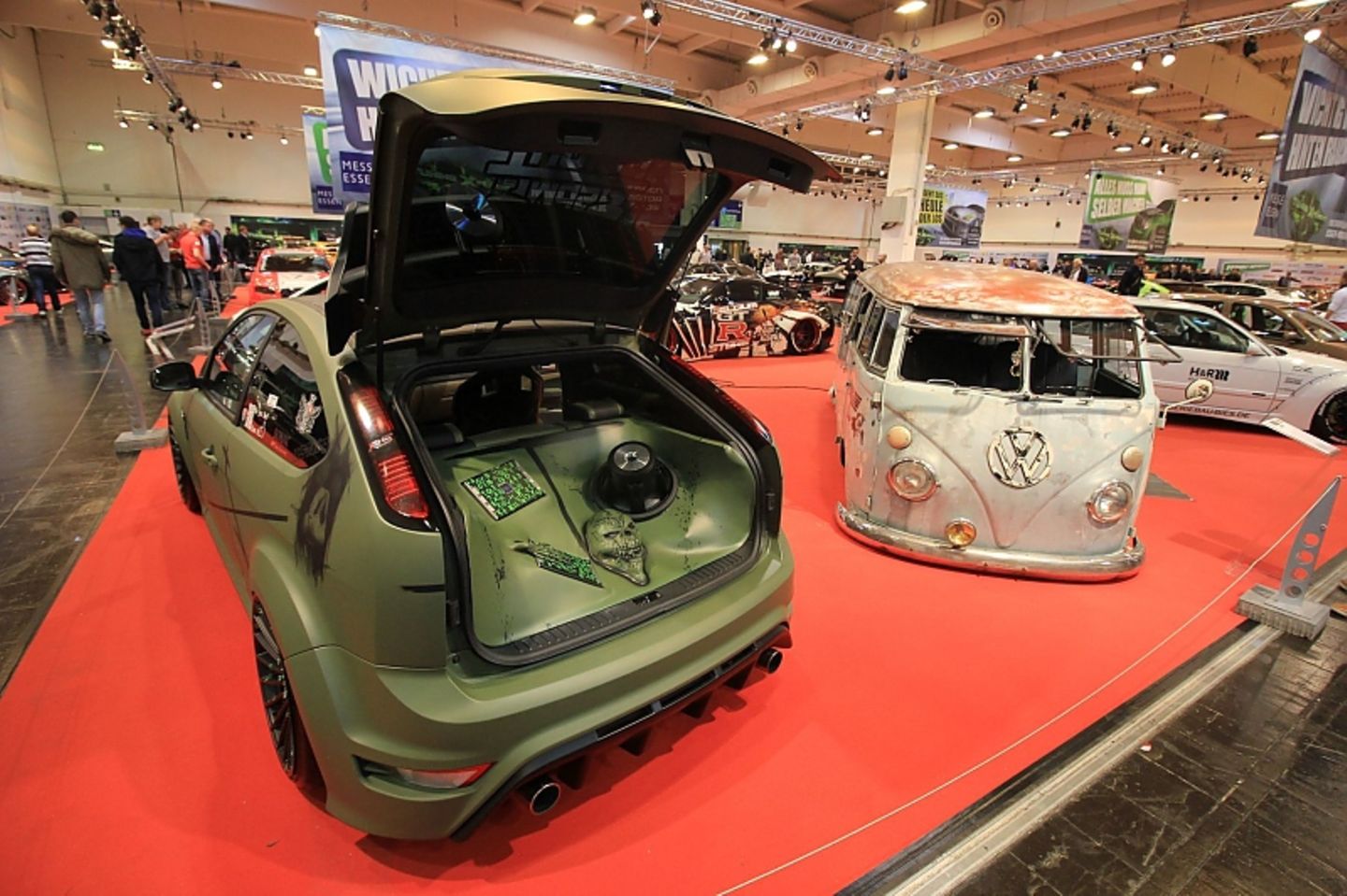 Ein Ford Focus RS und ein VW Bus im besten Tuning-Trimm.