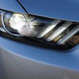 Die Scheinwerfer blitzen aggressiv