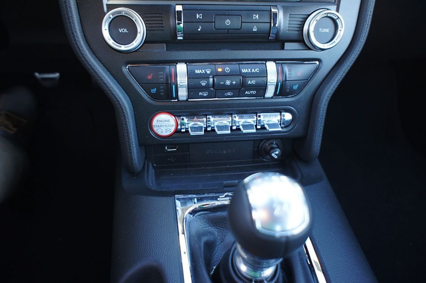 Das Interieur ist nicht bis in letzte Detail wertig, sieht aber gut aus