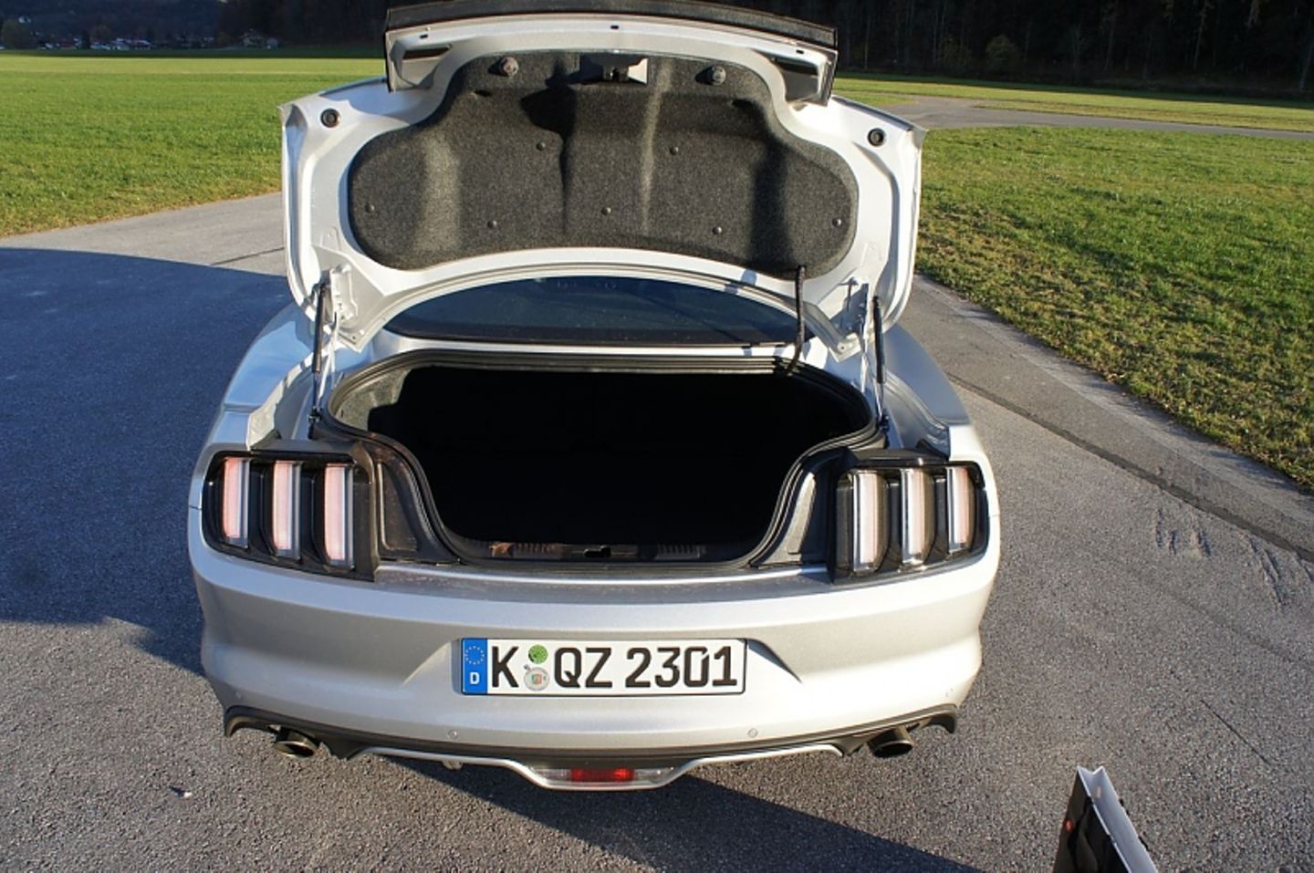 Der Kofferraum fasst 408 Liter, ist aber ziemlich zerklüftet