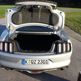 Der Kofferraum fasst 408 Liter, ist aber ziemlich zerklüftet