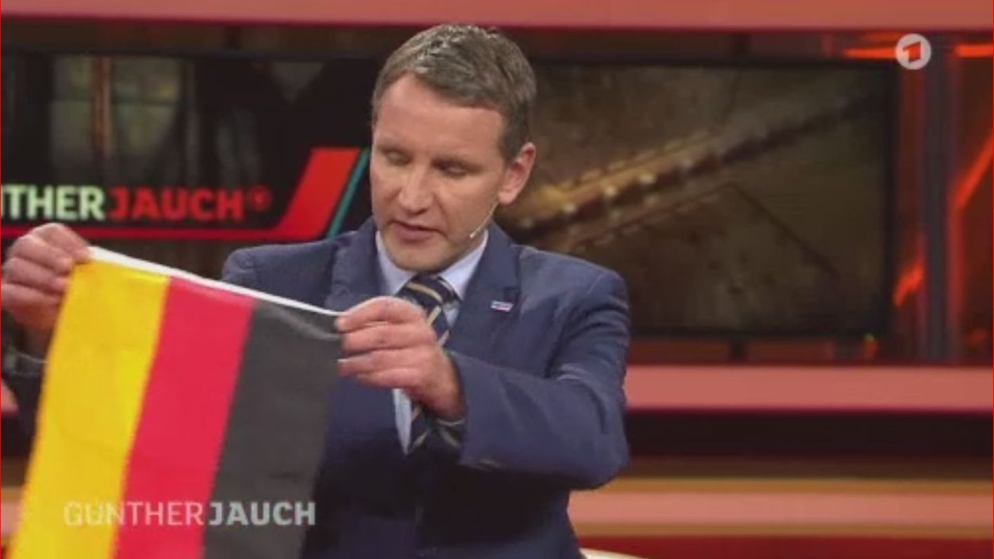 Björn Höcke zeigt bei Günther Jauch eine Deutschlandfahne