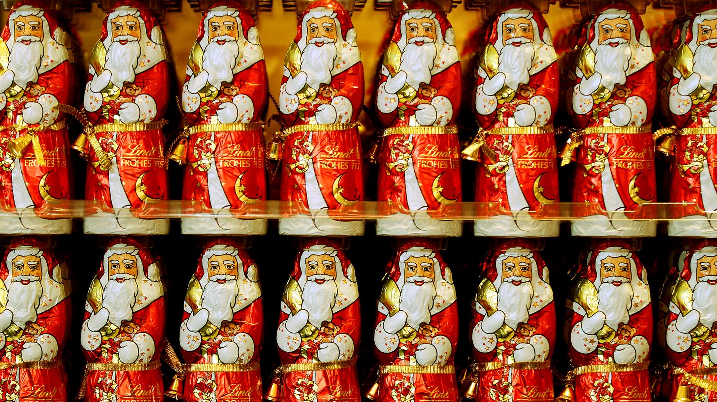 Discounter gegen Markenhersteller: Sind WEihnachtsmänner von Lindt, Milka und Co. besser als die von Aldi oder Lidl?