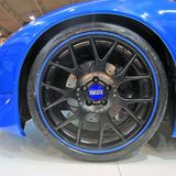 19 Zoll große Räder sorgen für guten Grip.