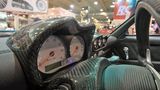 Carbon, Alcantara und Leder bestimmen das Interieur.