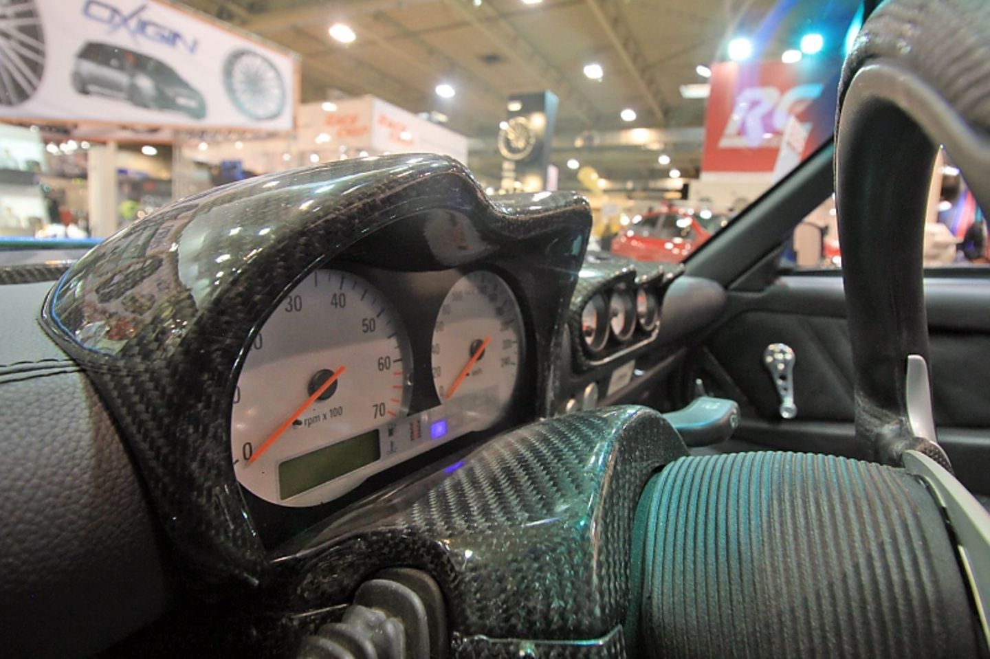 Carbon, Alcantara und Leder bestimmen das Interieur.