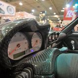 Carbon, Alcantara und Leder bestimmen das Interieur.