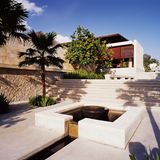 Treppenaufgang mit Brunnen