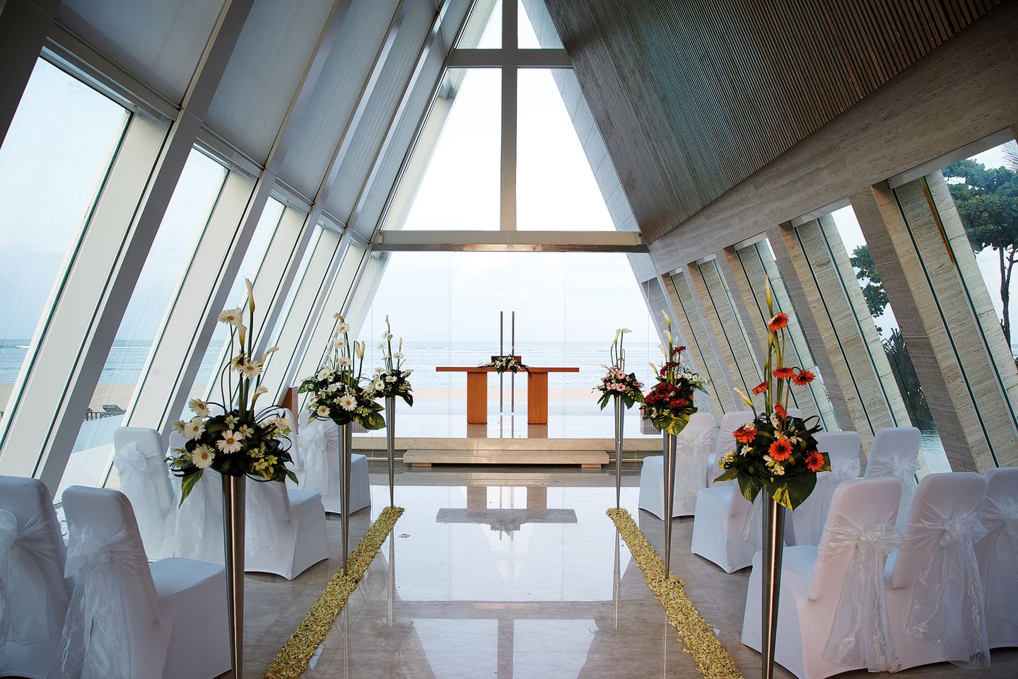Der Altar vor dem Strand in der Kirche