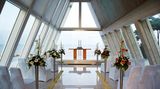 Der Altar vor dem Strand in der Kirche