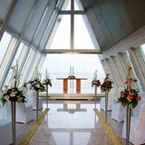 Der Altar vor dem Strand in der Kirche