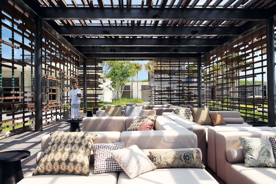 Architektur im traditionellen Baustil: Alila Villas Uluwatu, Desa Pactu Licht- und winddurchlässig sind die Wände dieser Lounge, die in dem Fünf-Sterne-Resort am Indischen Ozean liegt. Die transparente Cabana ist ein Entwurf des Architekturbüros Woha aus Singapur. Infos: www.alilahotels.com/uluwatu Alila Villas Uluwatu, Desa Pactu Licht- und winddurchlässig sind die Wände dieser Lounge, die in dem Fünf-Sterne-Resort am Indischen Ozean liegt. Die transparente Cabana ist ein Entwurf des Architekturbüros Woha aus Singapur. Infos: www.alilahotels.com/uluwatu