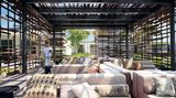 Alila Villas Uluwatu, Desa Pactu  Licht- und winddurchlässig sind die Wände dieser Lounge, die in dem Fünf-Sterne-Resort am Indischen Ozean liegt. Die transparente Cabana ist ein Entwurf des Architekturbüros Woha aus Singapur.  Infos: www.alilahotels.com/uluwatu
