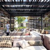 Alila Villas Uluwatu, Desa Pactu  Licht- und winddurchlässig sind die Wände dieser Lounge, die in dem Fünf-Sterne-Resort am Indischen Ozean liegt. Die transparente Cabana ist ein Entwurf des Architekturbüros Woha aus Singapur.  Infos: www.alilahotels.com/uluwatu