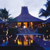 Abendstimmung am Pool mit Kerzen