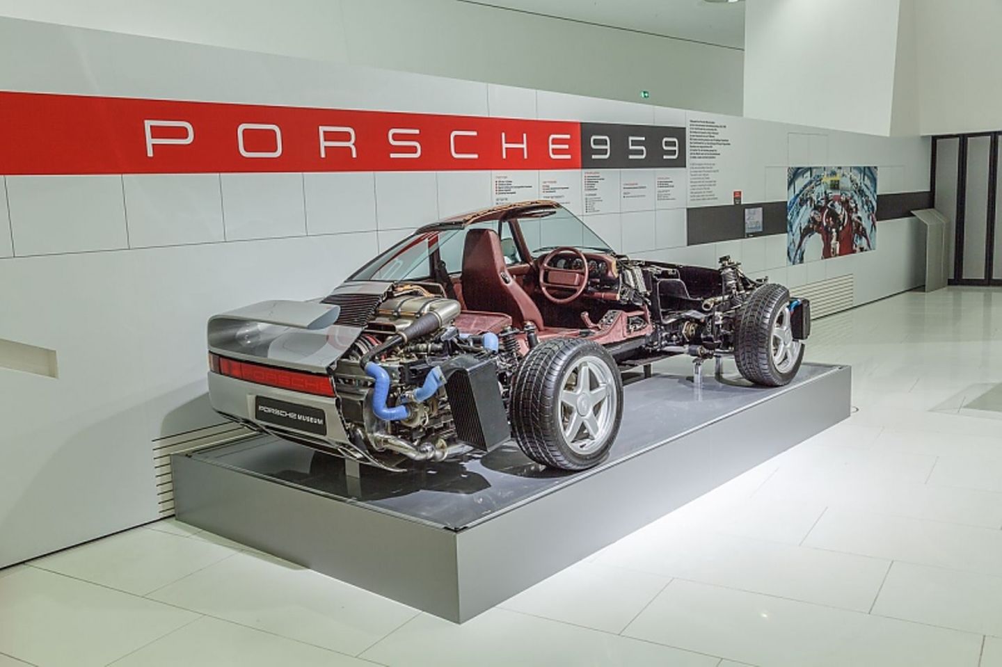 Die Technik des Porsche 959. Ein Highlight ist der elektronisch gesteuerte variable Allradantrieb