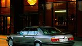 Beim des 7er BMW Heck fallen die charakteristischen L-förmigen Heckleuchten auf