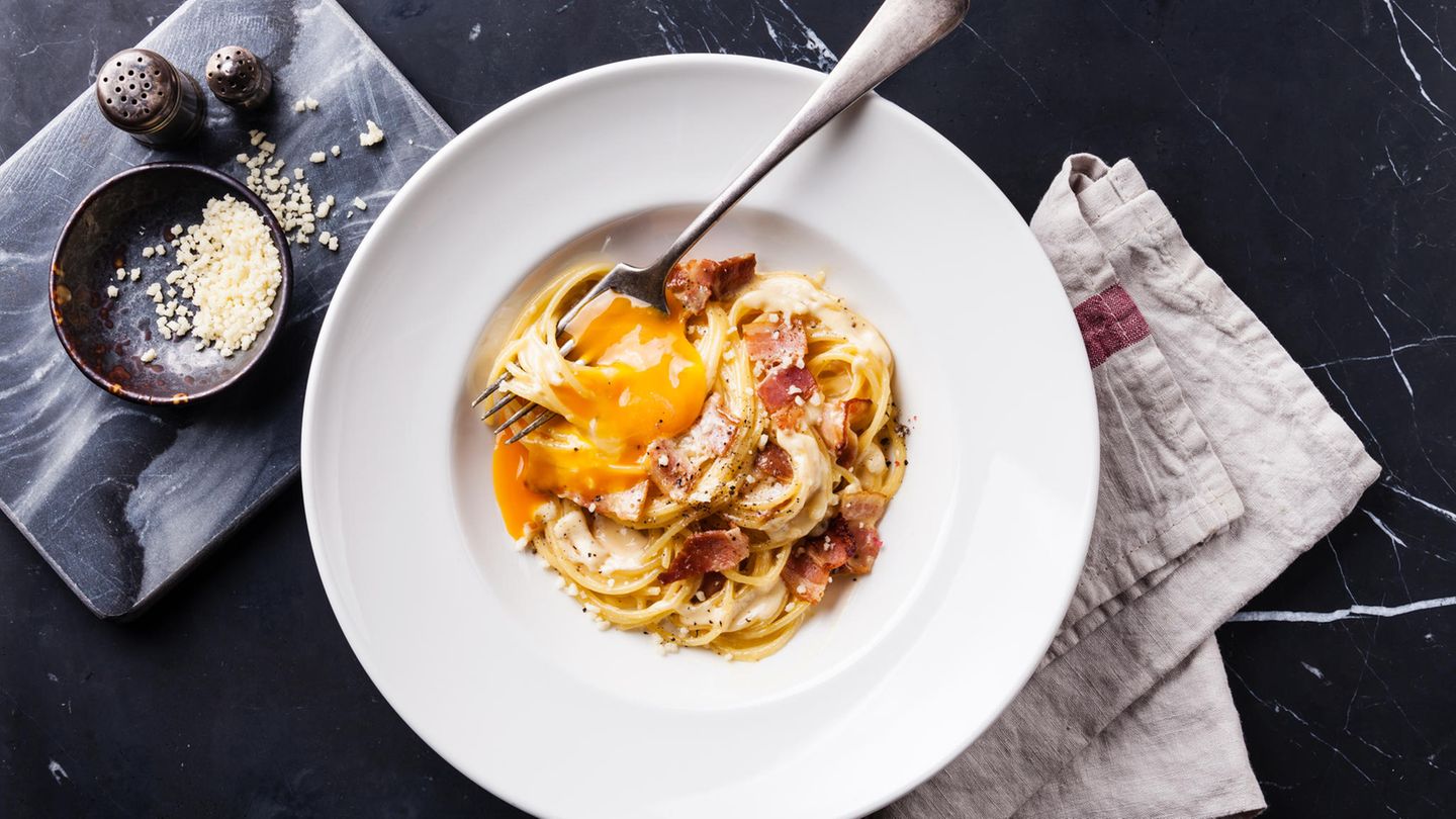 Pasta e basta: Spaghetti Carbonara Es gibt Hunderte von Spaghetti-Carbonara-Rezepten. Aber kaum eines ist wirklich fehlerfrei. Sahne beispielsweise hat nichts in der Sauce zu suchen. Wie die Römer ihre geliebte Carbonara aber wirklich zubereiten, erfahren Sie in diesem Rezept.