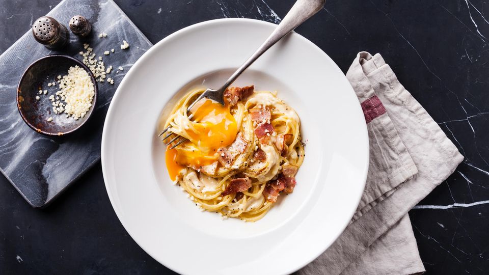 Pasta and Basta: Spaghetti Carbonara There are hundreds of spaghetti carbonara recipes out there.  But almost none of them are truly flawless.  For example, cream has no place in the sauce.  In this recipe you will learn how the Romans really prepare their beloved carbonara.