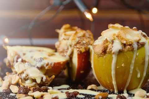 Rezept zum Fest: Bratapfel mit Snickers und Vanillesauce: So gelingt das perfekte Weihnachtsdessert
