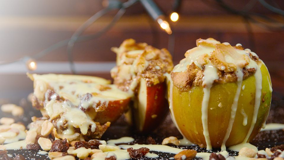 Rezept zum Fest: Bratapfel mit Snickers und Vanillesauce: So gelingt das perfekte Weihnachtsdessert