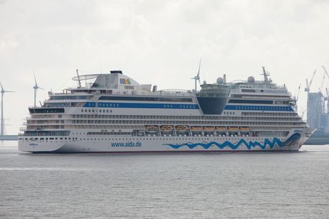 Das Kreuzfahrtschiff AIDAmar auf der Em
