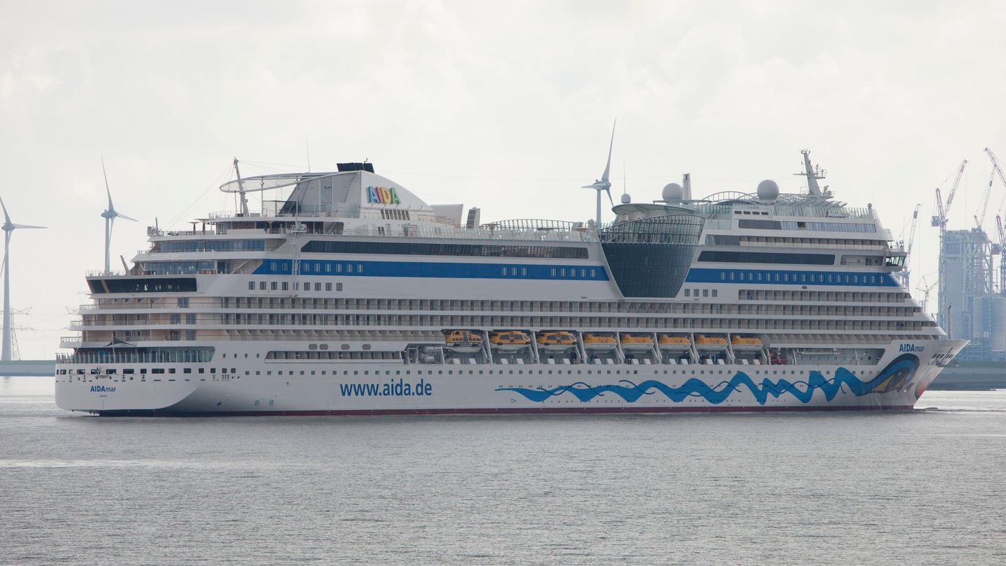 Das Kreuzfahrtschiff AIDAmar auf der Em