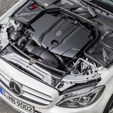 Der Vierzylinder Diesel macht aus seiner Präsenz keinen Hehl