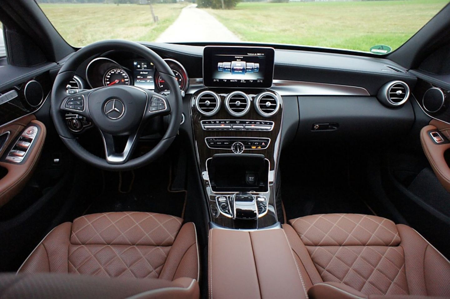 Übersichtlich gegliedertes Cockpit