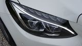 Die Scheinwerfer der C 250 d Limousine haben ein LED-Tagfahrlicht