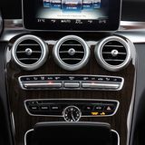 Der freistehende Monitor dient als zentrale Informationsquelle